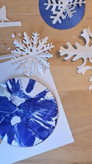 Schneeflocken - Acrylfarbe, Papier und ganz viel Spaß 