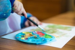 Creative Workshop mit Adrienne von Manufaktur Herzglück - Gießen, gestalten & bemalen mit Acrylfarben – Kinder erschaffen ihre eigenen modernen Kunstwerke