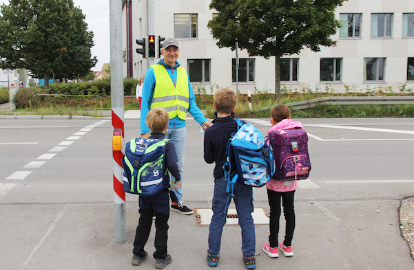Stadtwerke stiften Bädergutscheine für jeden neuen Schulweghelfer Stadtwerke stiften Bädergutscheine für jeden neuen Schulweghelfer